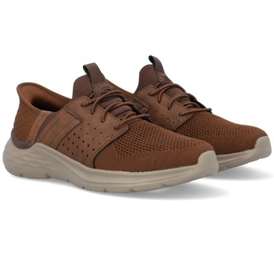 Sapatilhas castanhas com sola branca e atacadores castanhos