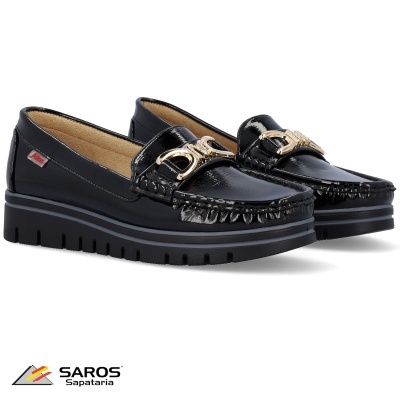 Mocassins pretos em pele com detalhe dourado e sola preta grossa