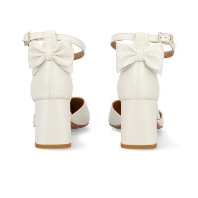 Sapatos brancos femininos com salto bloco e laço.