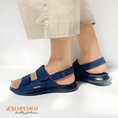 Sandálias azuis ARCO PEDICO com velcro e sola preta em fundo branco