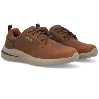 Ténis castanhos de pele com sola branca e detalhes em metal Skechers