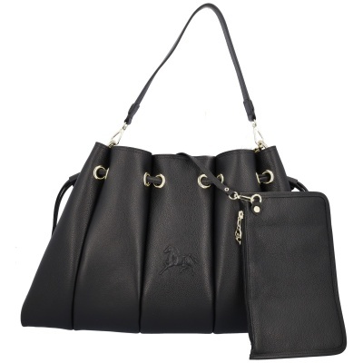Bolsa preta de pele com bolso removível e alça com ilhós dourados