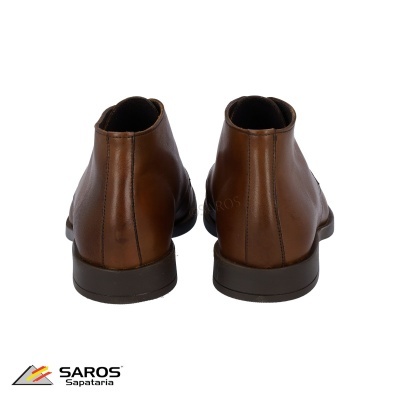 Sapatos castanhos masculinos vistos de trás sobre fundo branco