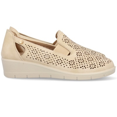 Sapato feminino bege com padrão floral recortado e sola cremosa