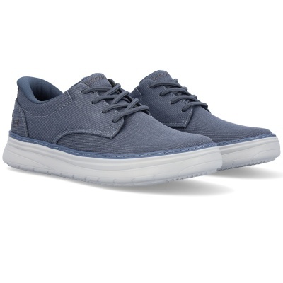 Sapatilhas azuis com sola branca em fundo branco