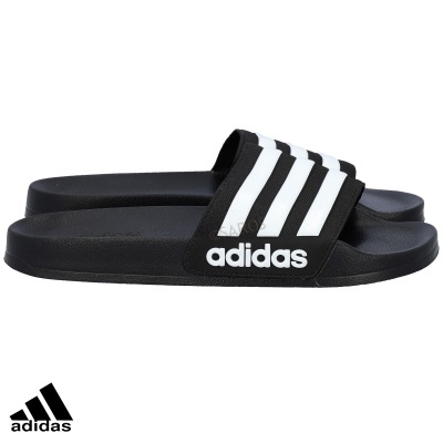 Chinelos Adidas pretos com riscas brancas e logo branco