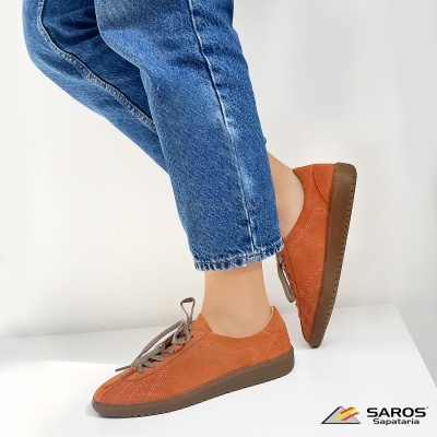 sapatos desportivos castanho claro com sola castanha escura e cadarços cinzentos
