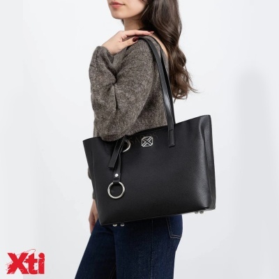 Mala preta de senhora em imitação de pele com detalhes metálicos