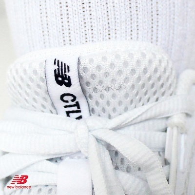 Close-up de ténis branco New Balance CTLX com atacadores brancos
