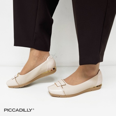 Sapatilhas creme com detalhe dourado e verniz usadas com calças pretas