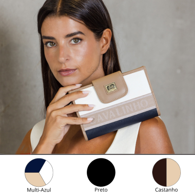 Carteira castanha, branca e azul escuro com gravação CAVA LINHO segurada por mulher