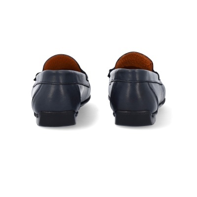 Mocassins masculinos pretos em pele vistos de trás