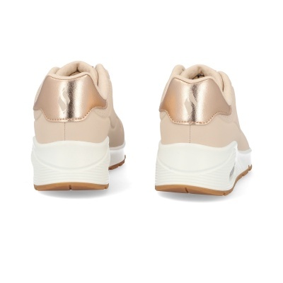 Ténis para senhora rosa claro com detalhes dourados vistos de trás