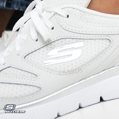 Ténis branco Skechers com logo S e sola branca.