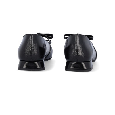 Par de sapatos pretos brilhantes de couro com salto baixo