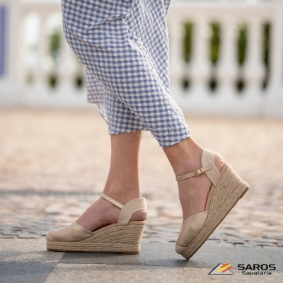 Sapatos cunha bege com tiras finas e base trançada
