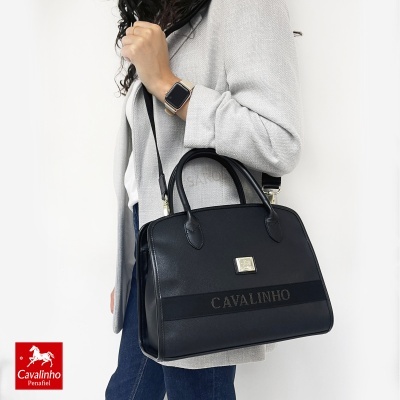 Mala de mão preta em pele com logótipo Cavalinho e alça ajustável