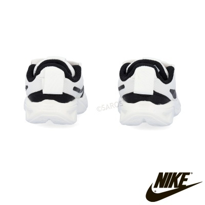 Par de sapatilhas Nike brancas e pretas vista de trás