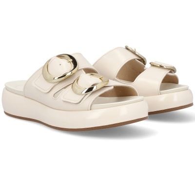 Sandálias de cunha branca creme com fivelas douradas grandes