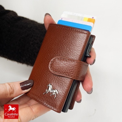 Carteira castanha em pele com fecho e símbolo de cavalo metálico