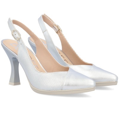 Sapatos femininos de salto alto com tiras, em branco e prateado, textura lisa e escamas.