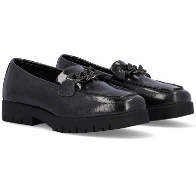 Sapatos mocassins femininos pretos com detalhe metálico