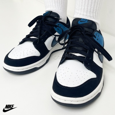 Ténis Nike brancos com detalhes em preto e azul