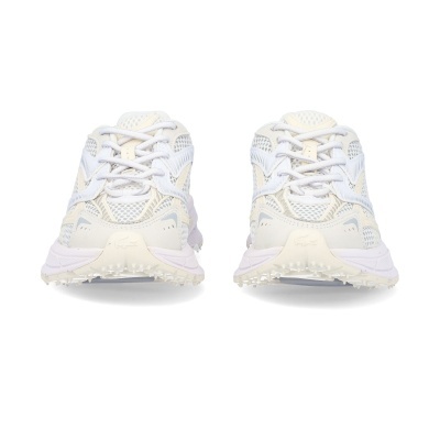 Par de sapatilhas desportivas brancas com malha e sola texturizada