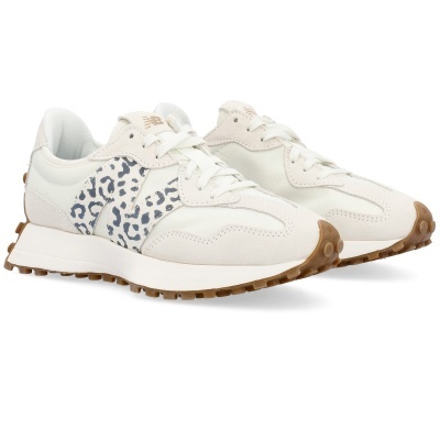 Sapatilhas bege e branco com padrão animal print cinza e preto