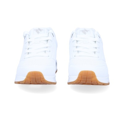 Par de sapatilhas brancas com sola castanha