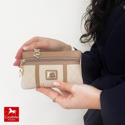 Carteira pequena bege e castanha Cavalinho com patch dourado e padrões geométricos