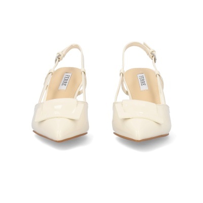 Sapatos femininos creme verniz com bico fino e fivela ajustável