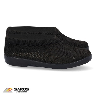 Par de sapatilhas pretas de malha com sola preta