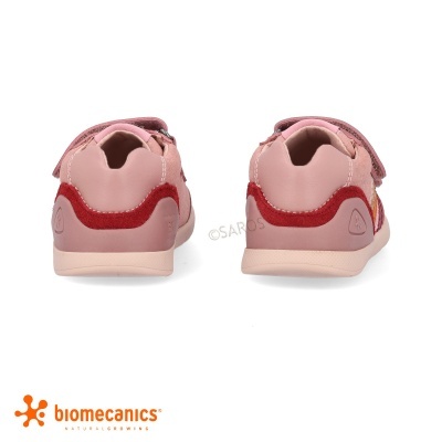 Sapatos infantis cor-de-rosa com detalhes vermelhos e tiras de velcro