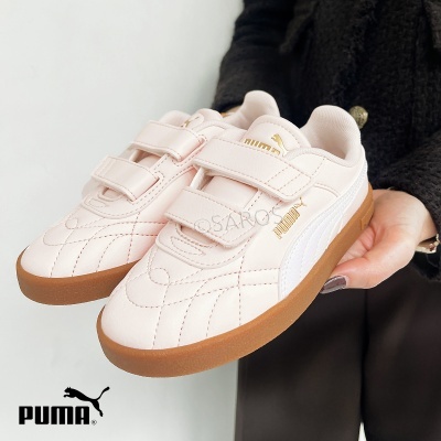 Ténis Puma cor de rosa claro com sola castanha e fecho de velcro.