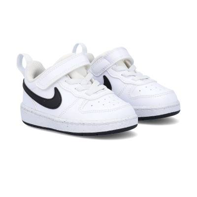 Par de sapatilhas de criança brancas com detalhes em preto e fecho de velcro