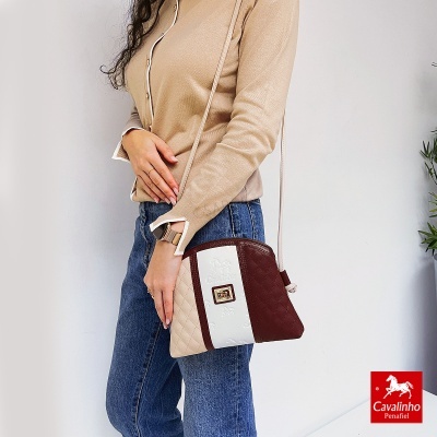 Mala de ombro Cavalinho em couro bicolor com padrão matelassê