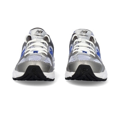 Sapatilhas desportivas brancas, cinza e azuis com atacadores brancos