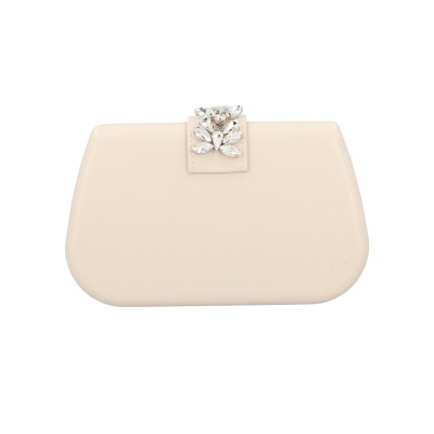 Clutch bege com fecho decorado com pedras brilhantes