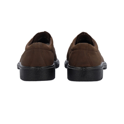 Sapatos castanhos de couro vista traseira com sola preta