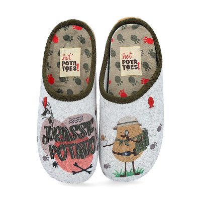 Chinelos cinzentos com desenhos e texto JURASSIC POTATO e personagem de batata