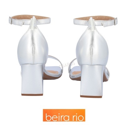 Sandálias femininas prateadas com salto bloco e tira no tornozelo