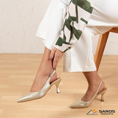 Sapatos de senhora dourados com tacão médio e slingback