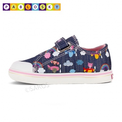 Tênis infantil azul escuro com padrão colorido e fecho velcro