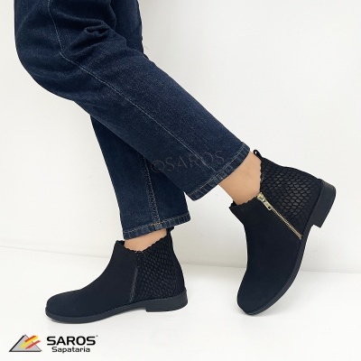 Botas ankle pretas em camurça com padrão escamas e fecho dourado