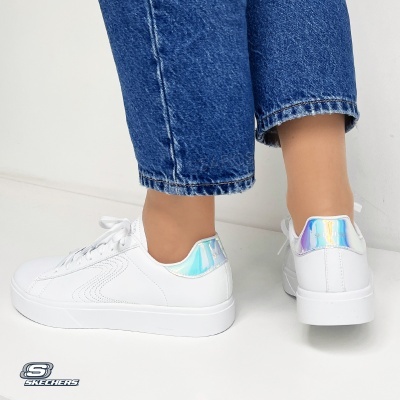 Ténis Skechers brancos com detalhe holográfico azul e roxo no calcanhar