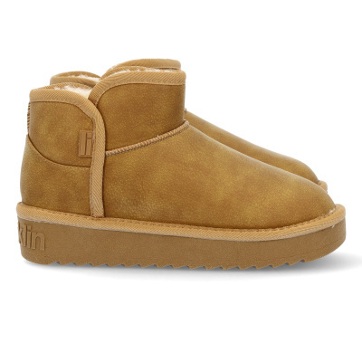 Botas castanhas estilo botim com interior forrado a pelo branco e sola castanha.