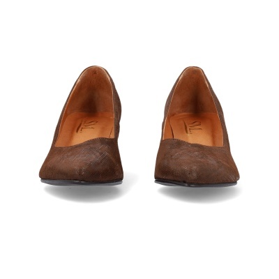 Sapatos castanhos em camurça vistos de frente