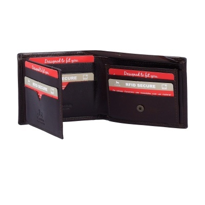 Carteira preta de couro aberta com etiquetas vermelhas e compartimentos para cartões