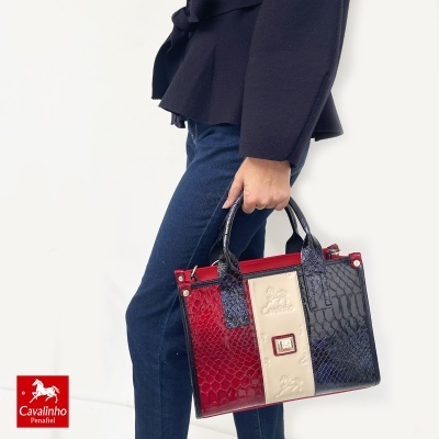 Mala de mão Cavalinho em padrão pele de cobra cores vermelho, creme e azul